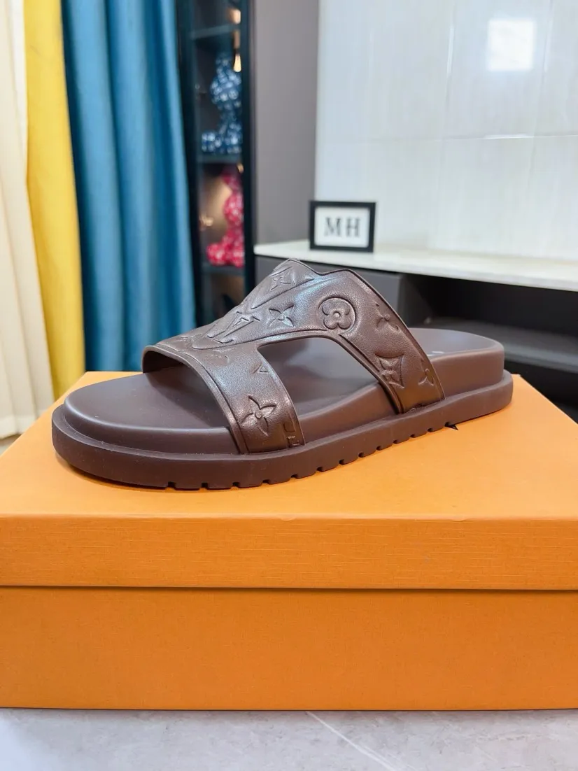 Men's shoes 💰360🌹🌹 (lv-Louis Vuitton) new men's sandals, high-end boutique, exquisite embossed logo decoration on the upper, fine workmanship, super soft soles, casual, loose and comfortable, a must-have in summer! \nsize：38-44